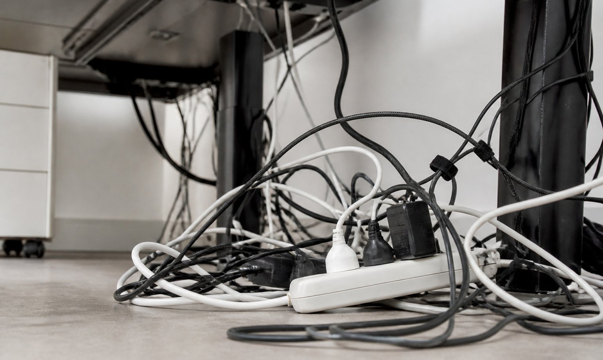 Tangled cords showing why mobile computer repair reduces hassle