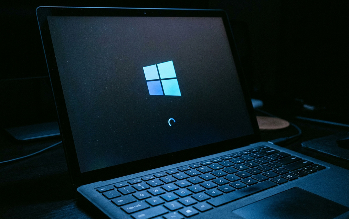 Windows 11 won't start after an update, frozen at loading screen
